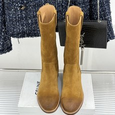 Celine /塞琳经典母复古西部牛仔靴短靴 它以经典的西部牛仔靴为蓝本 靴口那对极具辨识度的耳朵字母装饰 巧妙融入Ce Celine /塞琳经典母复古西部牛仔靴短靴 它以经典的西部牛仔靴为蓝本 靴口那对极具辨识度的耳朵字母装饰 巧妙融入Ce