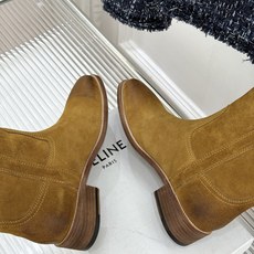 Celine /塞琳经典母复古西部牛仔靴短靴 它以经典的西部牛仔靴为蓝本 靴口那对极具辨识度的耳朵字母装饰 巧妙融入Ce Celine /塞琳经典母复古西部牛仔靴短靴 它以经典的西部牛仔靴为蓝本 靴口那对极具辨识度的耳朵字母装饰 巧妙融入Ce