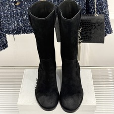 Celine /塞琳经典母复古西部牛仔靴短靴 它以经典的西部牛仔靴为蓝本 靴口那对极具辨识度的耳朵字母装饰 巧妙融入Ce Celine /塞琳经典母复古西部牛仔靴短靴 它以经典的西部牛仔靴为蓝本 靴口那对极具辨识度的耳朵字母装饰 巧妙融入Ce