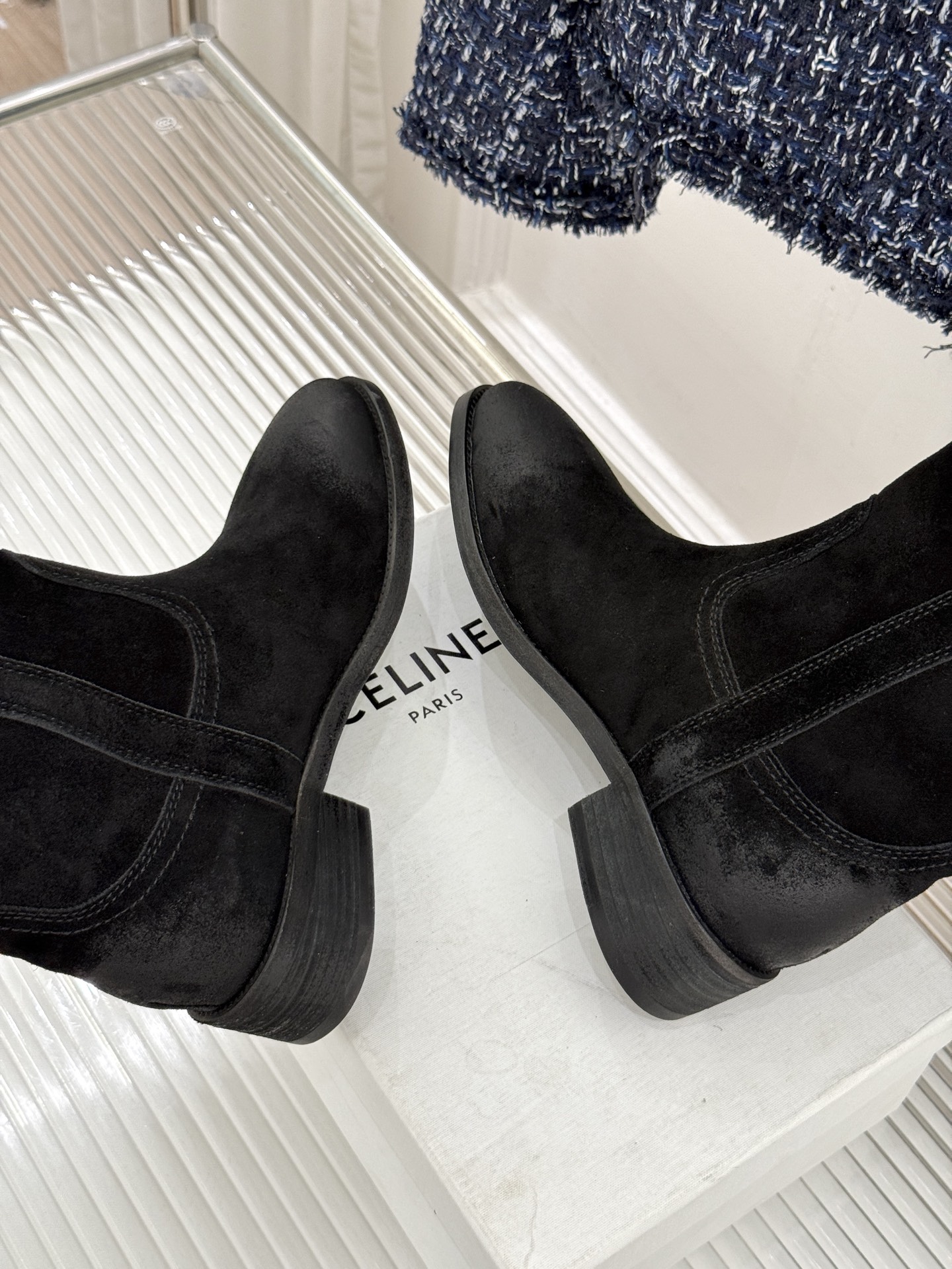 Celine /塞琳经典母复古西部牛仔靴短靴 它以经典的西部牛仔靴为蓝本 靴口那对极具辨识度的耳朵字母装饰 巧妙融入Ce Celine /塞琳经典母复古西部牛仔靴短靴 它以经典的西部牛仔靴为蓝本 靴口那对极具辨识度的耳朵字母装饰 巧妙融入Ce
