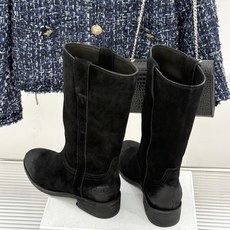 Celine /塞琳经典母复古西部牛仔靴短靴 它以经典的西部牛仔靴为蓝本 靴口那对极具辨识度的耳朵字母装饰 巧妙融入Ce Celine /塞琳经典母复古西部牛仔靴短靴 它以经典的西部牛仔靴为蓝本 靴口那对极具辨识度的耳朵字母装饰 巧妙融入Ce