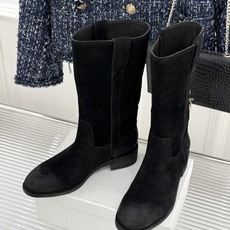 Celine /塞琳经典母复古西部牛仔靴短靴 它以经典的西部牛仔靴为蓝本 靴口那对极具辨识度的耳朵字母装饰 巧妙融入Ce Celine /塞琳经典母复古西部牛仔靴短靴 它以经典的西部牛仔靴为蓝本 靴口那对极具辨识度的耳朵字母装饰 巧妙融入Ce