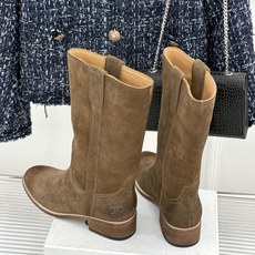 Celine /塞琳经典母复古西部牛仔靴短靴 它以经典的西部牛仔靴为蓝本 靴口那对极具辨识度的耳朵字母装饰 巧妙融入Ce Celine /塞琳经典母复古西部牛仔靴短靴 它以经典的西部牛仔靴为蓝本 靴口那对极具辨识度的耳朵字母装饰 巧妙融入Ce