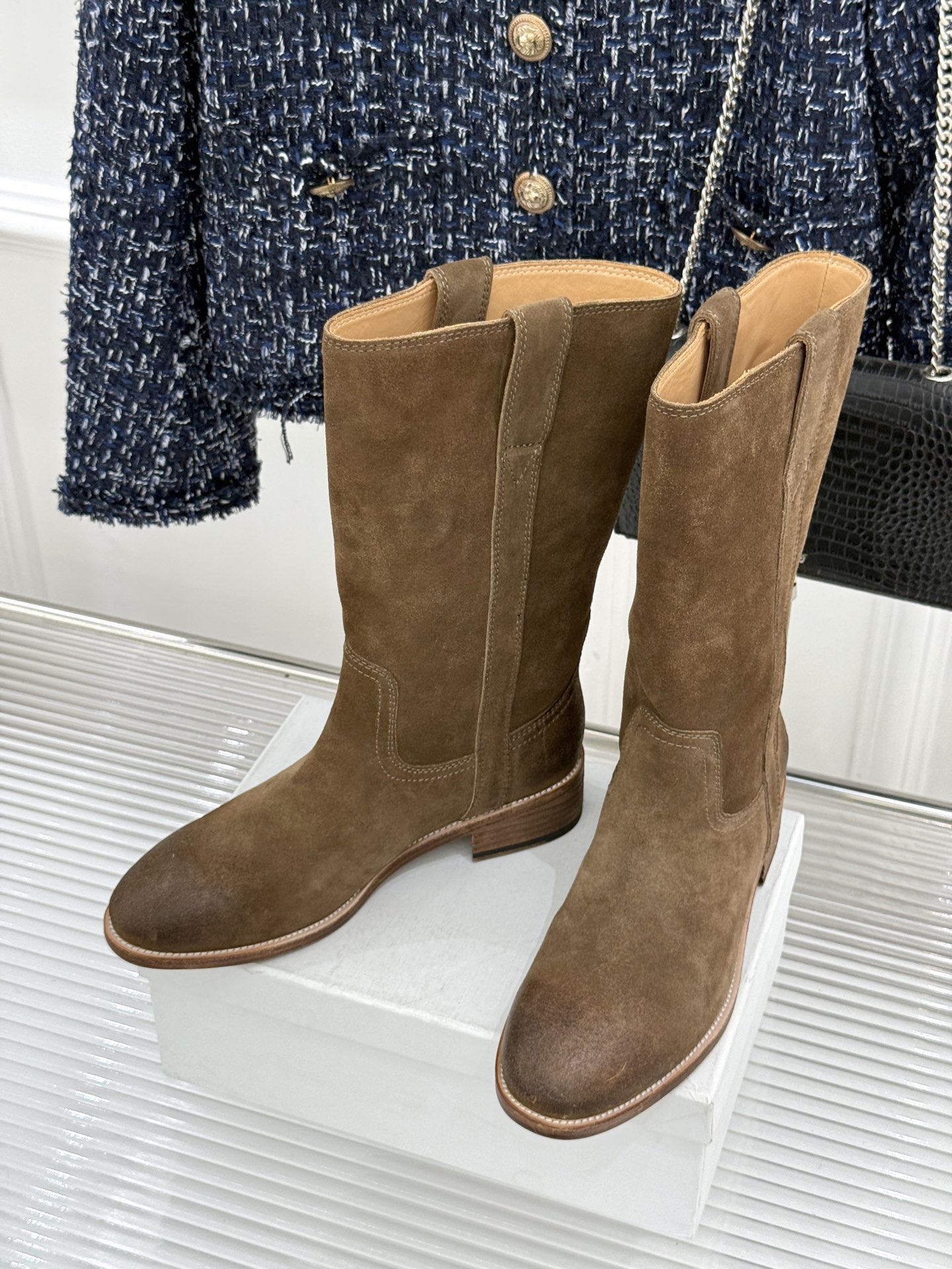 Celine /塞琳经典母复古西部牛仔靴短靴 它以经典的西部牛仔靴为蓝本 靴口那对极具辨识度的耳朵字母装饰 巧妙融入Ce Celine /塞琳经典母复古西部牛仔靴短靴 它以经典的西部牛仔靴为蓝本 靴口那对极具辨识度的耳朵字母装饰 巧妙融入Ce