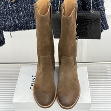 Celine /塞琳经典母复古西部牛仔靴短靴 它以经典的西部牛仔靴为蓝本 靴口那对极具辨识度的耳朵字母装饰 巧妙融入Ce Celine /塞琳经典母复古西部牛仔靴短靴 它以经典的西部牛仔靴为蓝本 靴口那对极具辨识度的耳朵字母装饰 巧妙融入Ce