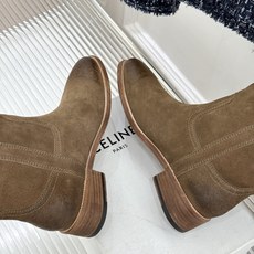 Celine /塞琳经典母复古西部牛仔靴短靴 它以经典的西部牛仔靴为蓝本 靴口那对极具辨识度的耳朵字母装饰 巧妙融入Ce Celine /塞琳经典母复古西部牛仔靴短靴 它以经典的西部牛仔靴为蓝本 靴口那对极具辨识度的耳朵字母装饰 巧妙融入Ce