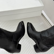 Celine /塞琳经典秋冬复古 金属头西部粗跟短靴 秋冬复古酷飒风天花板 亮面金属辨识度拉满 西部缝线复刻复古质感 粗 Celine /塞琳经典秋冬复古 金属头西部粗跟短靴 秋冬复古酷飒风天花板 亮面金属辨识度拉满 西部缝线复刻复古质感 粗