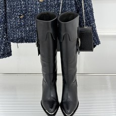 Celine /塞琳经典秋冬复古 金属头西部粗跟短靴 秋冬复古酷飒风天花板 亮面金属辨识度拉满 西部缝线复刻复古质感 粗 Celine /塞琳经典秋冬复古 金属头西部粗跟短靴 秋冬复古酷飒风天花板 亮面金属辨识度拉满 西部缝线复刻复古质感 粗