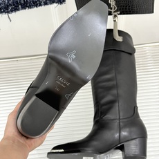 Celine /塞琳经典秋冬复古 金属头西部粗跟短靴 秋冬复古酷飒风天花板 亮面金属辨识度拉满 西部缝线复刻复古质感 粗 Celine /塞琳经典秋冬复古 金属头西部粗跟短靴 秋冬复古酷飒风天花板 亮面金属辨识度拉满 西部缝线复刻复古质感 粗