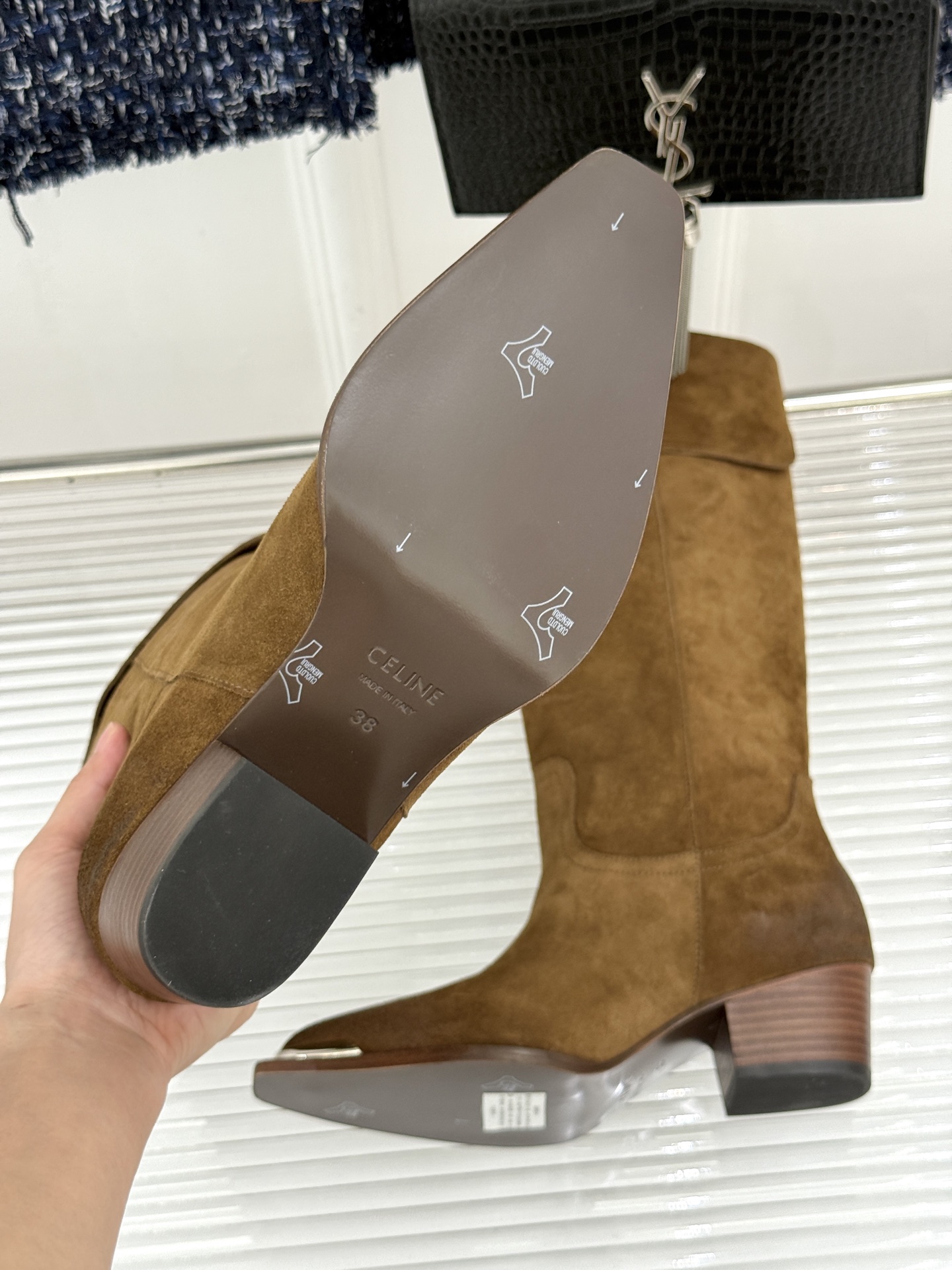 Celine /塞琳经典秋冬复古 金属头西部粗跟短靴 秋冬复古酷飒风天花板 亮面金属辨识度拉满 西部缝线复刻复古质感 粗 Celine /塞琳经典秋冬复古 金属头西部粗跟短靴 秋冬复古酷飒风天花板 亮面金属辨识度拉满 西部缝线复刻复古质感 粗