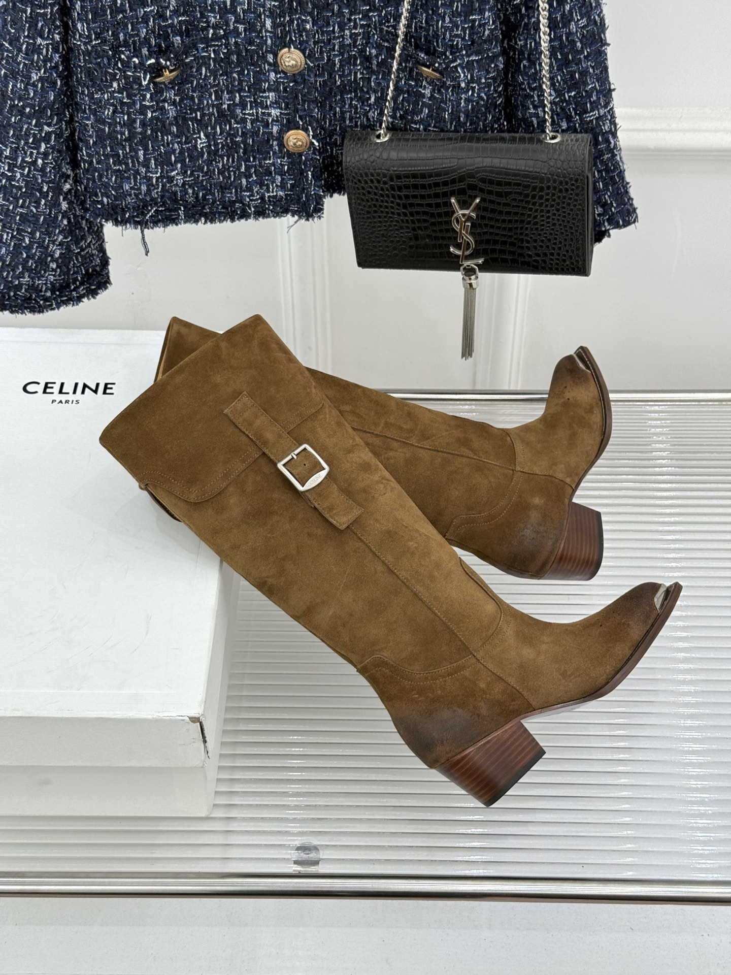 Celine /塞琳经典秋冬复古 金属头西部粗跟短靴 秋冬复古酷飒风天花板 亮面金属辨识度拉满 西部缝线复刻复古质感 粗 Celine /塞琳经典秋冬复古 金属头西部粗跟短靴 秋冬复古酷飒风天花板 亮面金属辨识度拉满 西部缝线复刻复古质感 粗