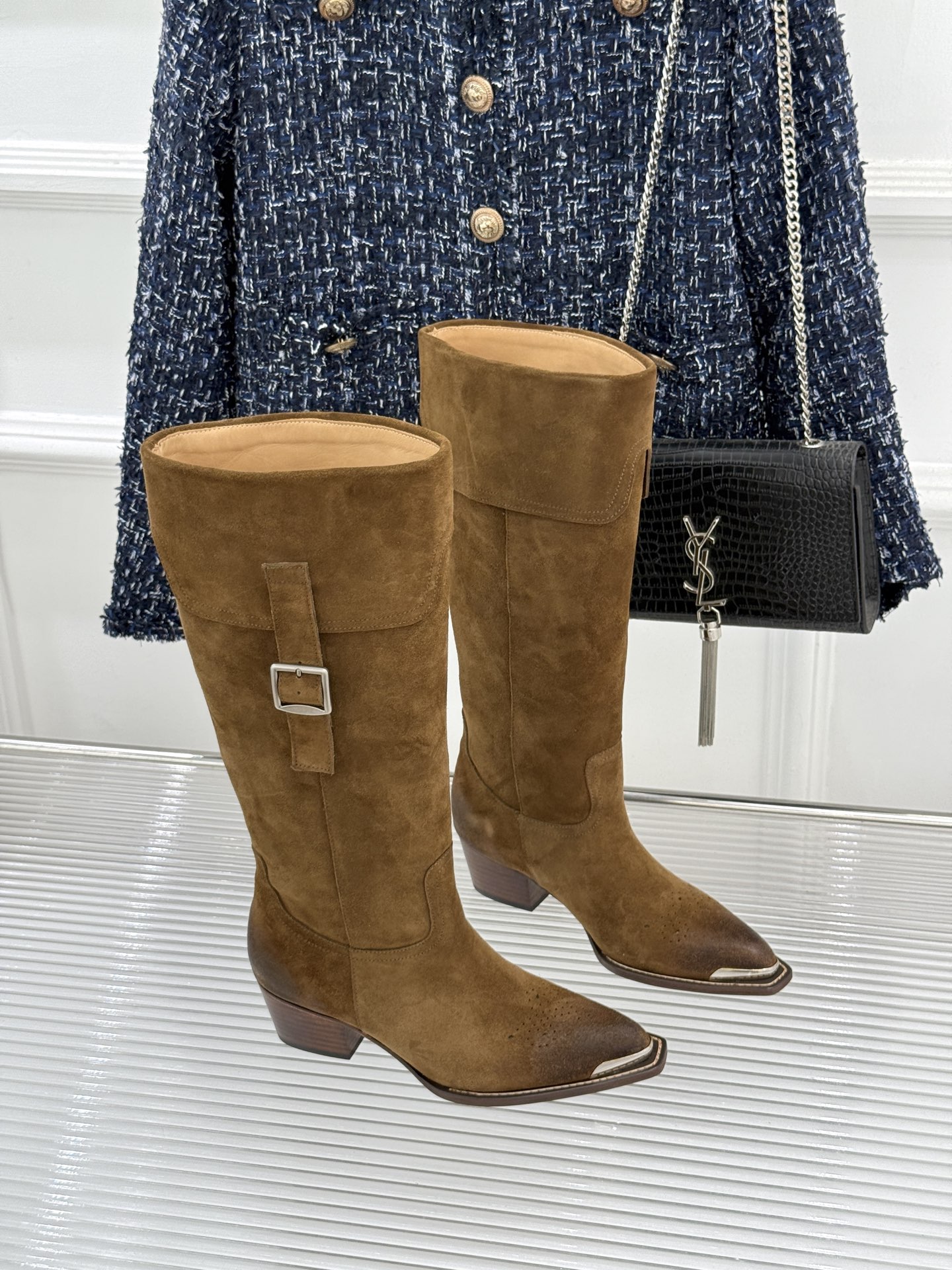 Celine /塞琳经典秋冬复古 金属头西部粗跟短靴 秋冬复古酷飒风天花板 亮面金属辨识度拉满 西部缝线复刻复古质感 粗 Celine /塞琳经典秋冬复古 金属头西部粗跟短靴 秋冬复古酷飒风天花板 亮面金属辨识度拉满 西部缝线复刻复古质感 粗