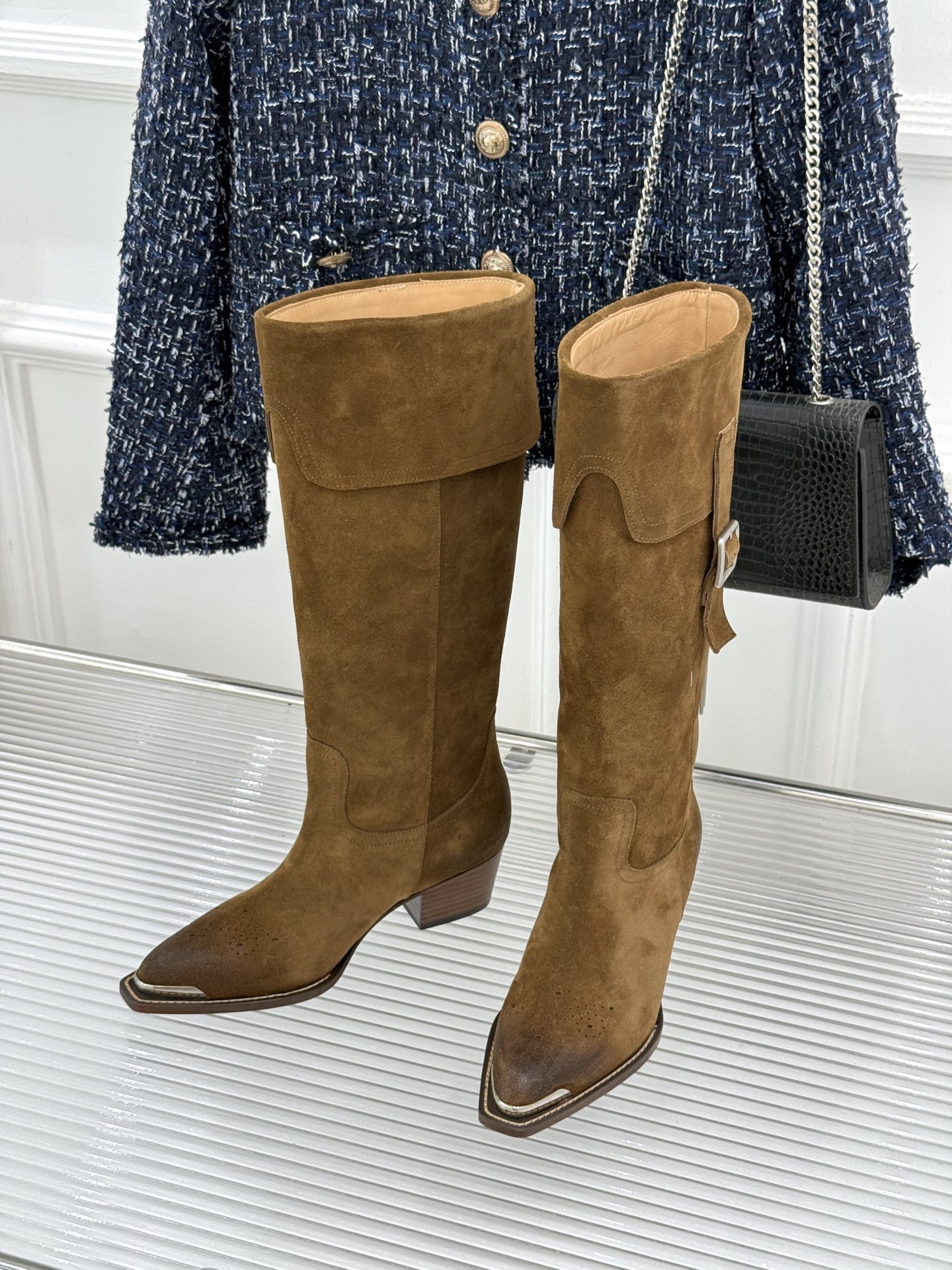 Celine /塞琳经典秋冬复古 金属头西部粗跟短靴 秋冬复古酷飒风天花板 亮面金属辨识度拉满 西部缝线复刻复古质感 粗 Celine /塞琳经典秋冬复古 金属头西部粗跟短靴 秋冬复古酷飒风天花板 亮面金属辨识度拉满 西部缝线复刻复古质感 粗
