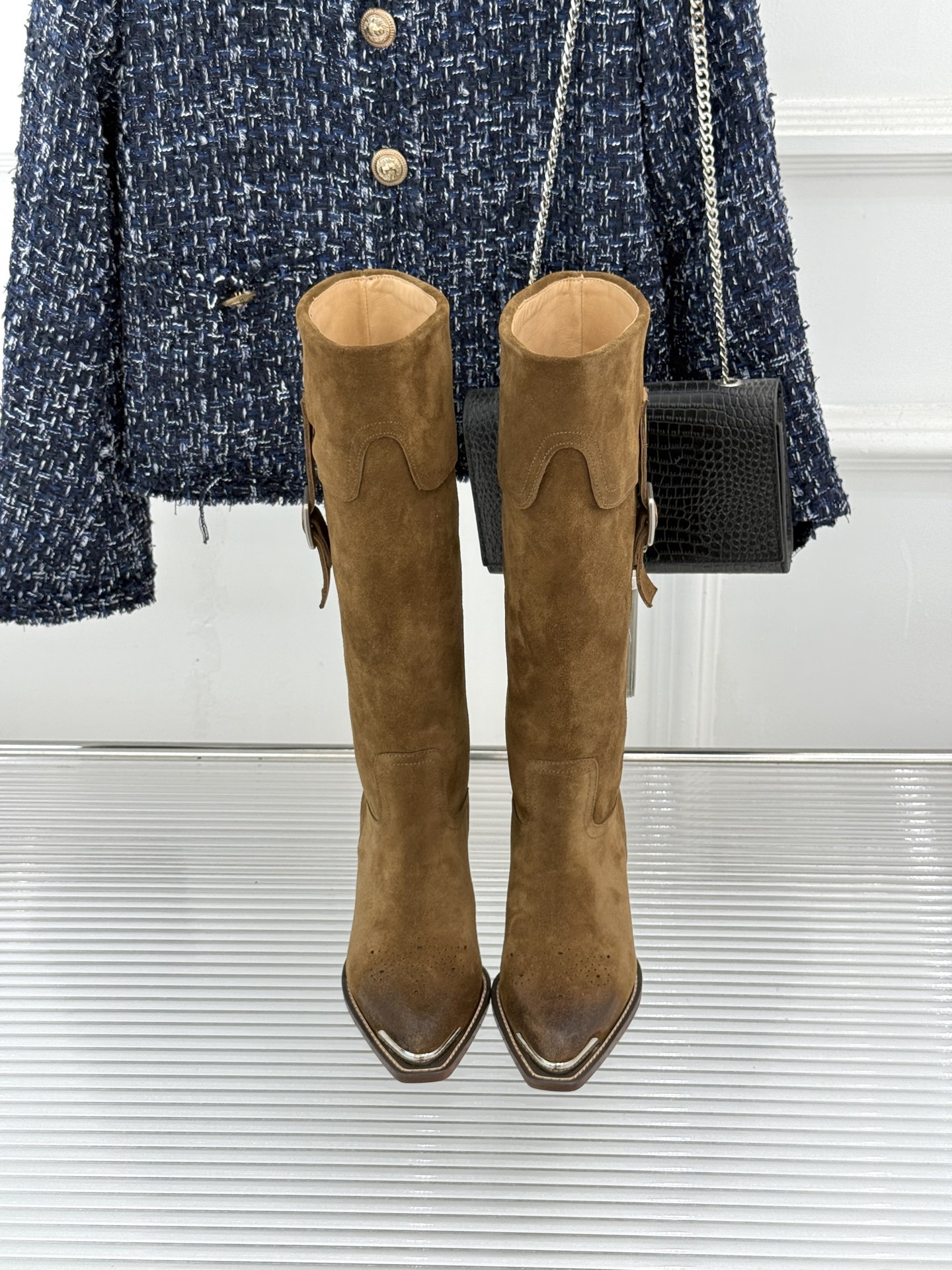 Celine /塞琳经典秋冬复古 金属头西部粗跟短靴 秋冬复古酷飒风天花板 亮面金属辨识度拉满 西部缝线复刻复古质感 粗 Celine /塞琳经典秋冬复古 金属头西部粗跟短靴 秋冬复古酷飒风天花板 亮面金属辨识度拉满 西部缝线复刻复古质感 粗