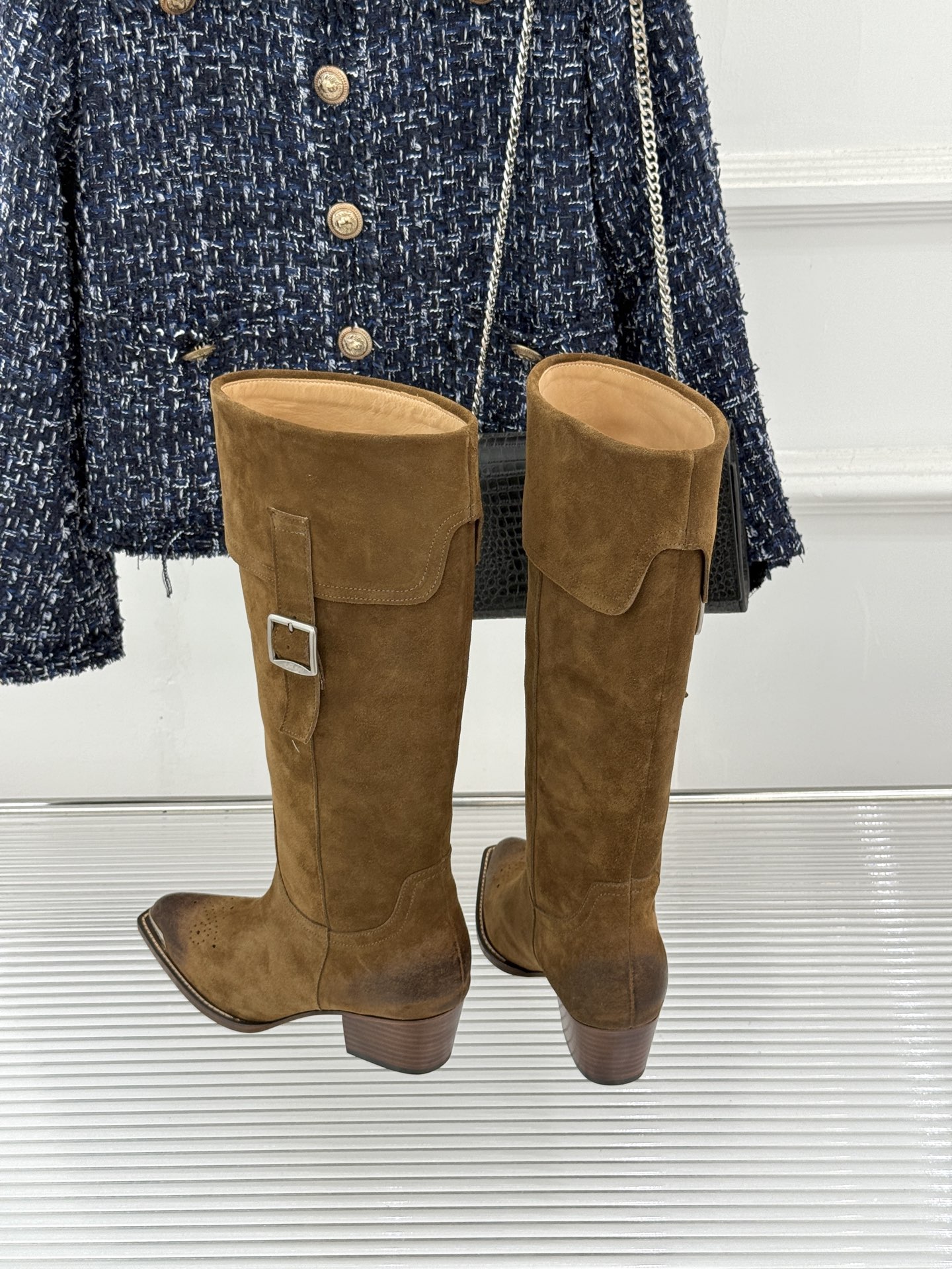 Celine /塞琳经典秋冬复古 金属头西部粗跟短靴 秋冬复古酷飒风天花板 亮面金属辨识度拉满 西部缝线复刻复古质感 粗 Celine /塞琳经典秋冬复古 金属头西部粗跟短靴 秋冬复古酷飒风天花板 亮面金属辨识度拉满 西部缝线复刻复古质感 粗