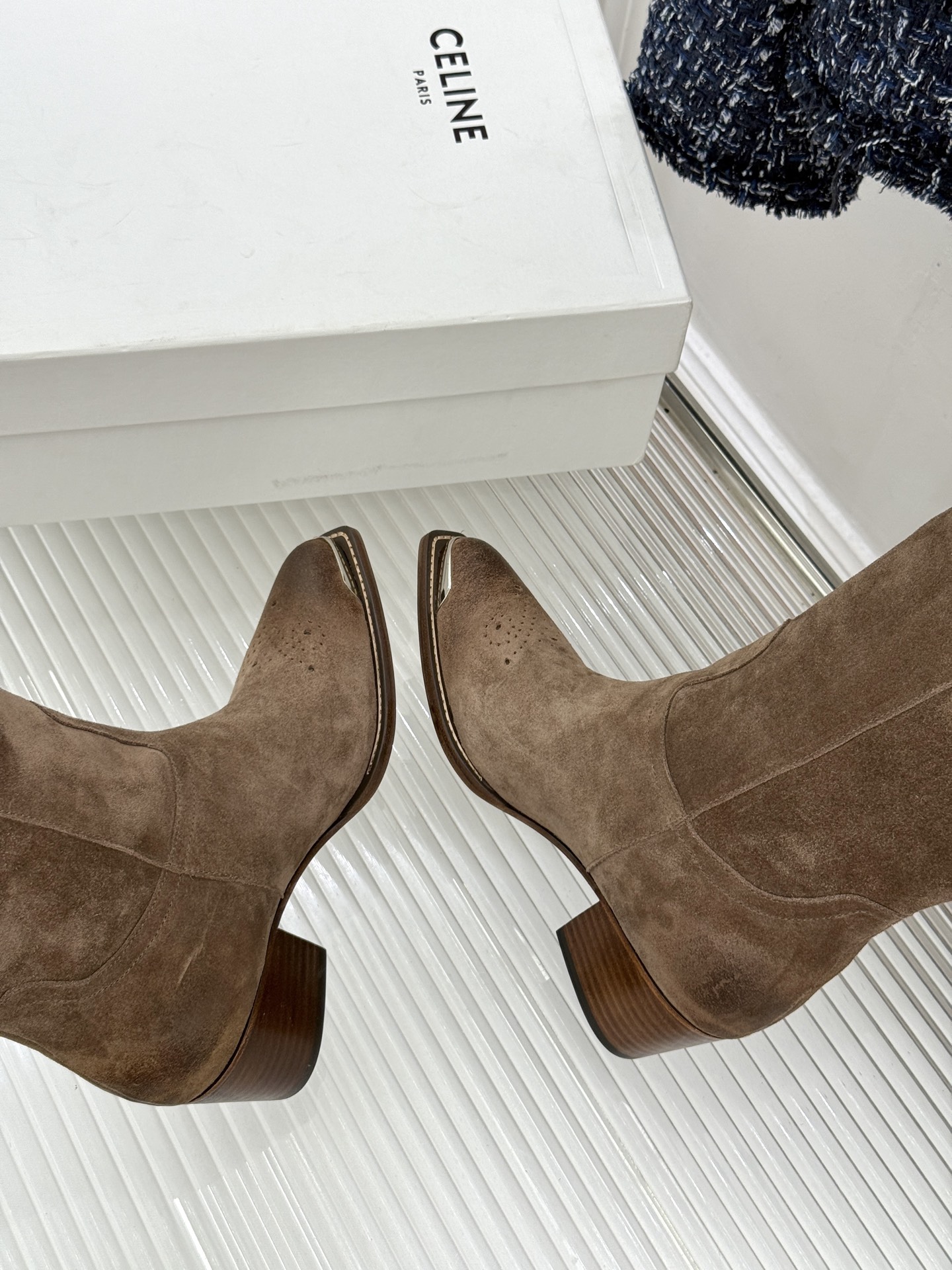 Celine /塞琳经典秋冬复古 金属头西部粗跟短靴 秋冬复古酷飒风天花板 亮面金属辨识度拉满 西部缝线复刻复古质感 粗