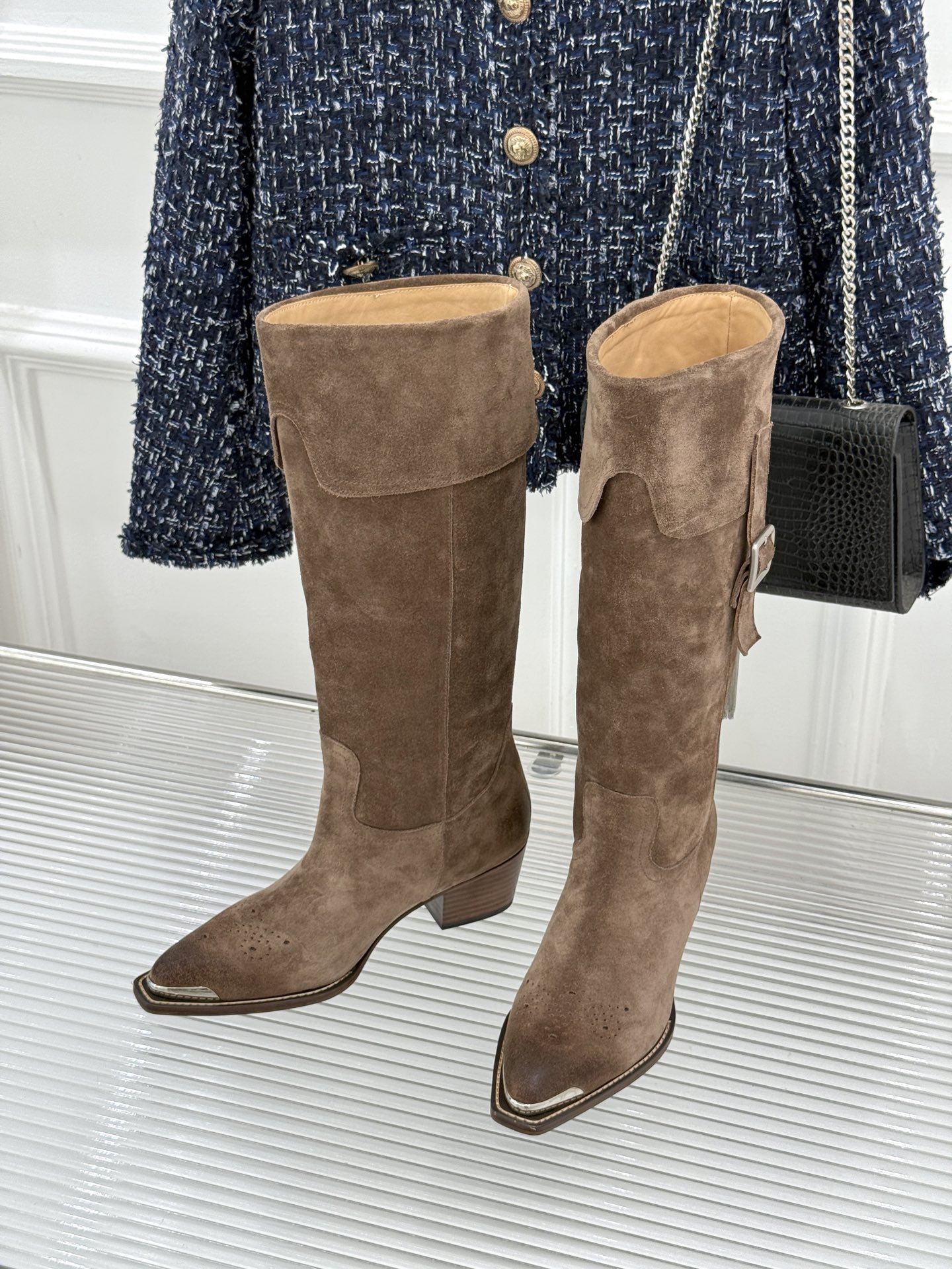Celine /塞琳经典秋冬复古 金属头西部粗跟短靴 秋冬复古酷飒风天花板 亮面金属辨识度拉满 西部缝线复刻复古质感 粗