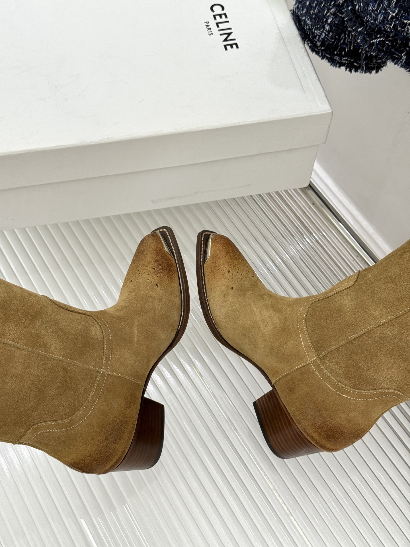 Celine /塞琳经典秋冬复古 金属头西部粗跟短靴 秋冬复古酷飒风天花板 亮面金属辨识度拉满 西部缝线复刻复古质感 粗