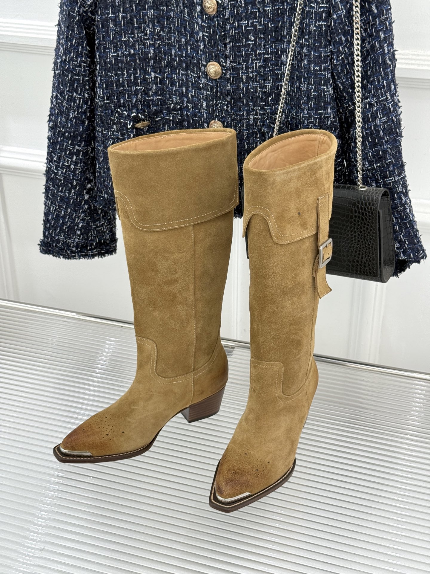 Celine /塞琳经典秋冬复古 金属头西部粗跟短靴 秋冬复古酷飒风天花板 亮面金属辨识度拉满 西部缝线复刻复古质感 粗