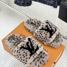 驴家26WF新品豹纹懒人毛拖 软乎乎毛绒裹住双脚 一脚蹬懒人必备 野性豹纹撞经典大LOGO 高级感直接拉满 居家外穿都很 驴家26WF新品豹纹懒人毛拖 软乎乎毛绒裹住双脚 一脚蹬懒人必备 野性豹纹撞经典大LOGO 高级感直接拉满 居家外穿都很
