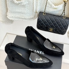 CHANE*|小香26B新品双C 拼色尖头粗跟高跟鞋 撞色鞋头勾勒复古意趣 鞋头压印经典双C标识 尖头巧妙修饰足部线条 CHANE*|小香26B新品双C 拼色尖头粗跟高跟鞋 撞色鞋头勾勒复古意趣 鞋头压印经典双C标识 尖头巧妙修饰足部线条