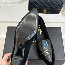 CHANE*|小香26B新品双C 拼色尖头粗跟高跟鞋 撞色鞋头勾勒复古意趣 鞋头压印经典双C标识 尖头巧妙修饰足部线条 CHANE*|小香26B新品双C 拼色尖头粗跟高跟鞋 撞色鞋头勾勒复古意趣 鞋头压印经典双C标识 尖头巧妙修饰足部线条