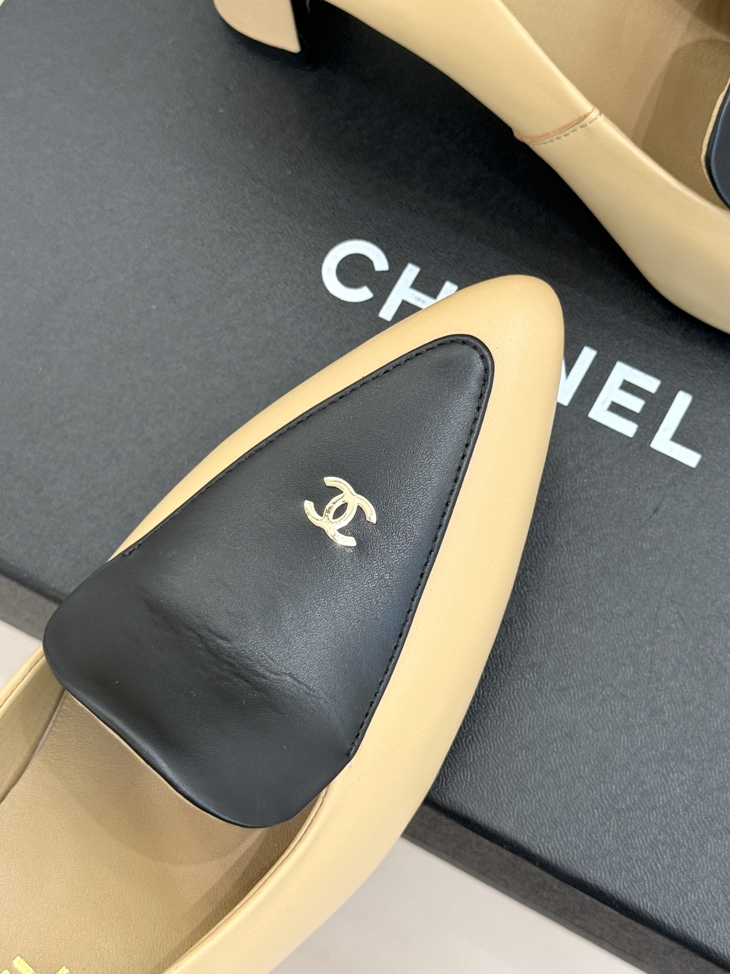CHANE*|小香26B新品双C 拼色尖头粗跟高跟鞋 撞色鞋头勾勒复古意趣 鞋头压印经典双C标识 尖头巧妙修饰足部线条 CHANE*|小香26B新品双C 拼色尖头粗跟高跟鞋 撞色鞋头勾勒复古意趣 鞋头压印经典双C标识 尖头巧妙修饰足部线条