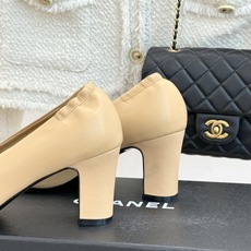 CHANE*|小香26B新品双C 拼色尖头粗跟高跟鞋 撞色鞋头勾勒复古意趣 鞋头压印经典双C标识 尖头巧妙修饰足部线条 CHANE*|小香26B新品双C 拼色尖头粗跟高跟鞋 撞色鞋头勾勒复古意趣 鞋头压印经典双C标识 尖头巧妙修饰足部线条