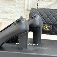 CHANE*|小香26B新品双C 拼色尖头粗跟高跟鞋 撞色鞋头勾勒复古意趣 鞋头压印经典双C标识 尖头巧妙修饰足部线条 CHANE*|小香26B新品双C 拼色尖头粗跟高跟鞋 撞色鞋头勾勒复古意趣 鞋头压印经典双C标识 尖头巧妙修饰足部线条