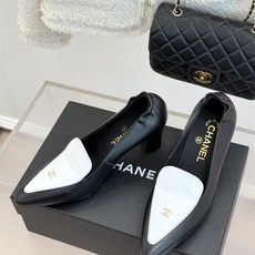 CHANE*|小香26B新品双C 拼色尖头粗跟高跟鞋 撞色鞋头勾勒复古意趣 鞋头压印经典双C标识 尖头巧妙修饰足部线条 CHANE*|小香26B新品双C 拼色尖头粗跟高跟鞋 撞色鞋头勾勒复古意趣 鞋头压印经典双C标识 尖头巧妙修饰足部线条