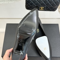CHANE*|小香26B新品双C 拼色尖头粗跟高跟鞋 撞色鞋头勾勒复古意趣 鞋头压印经典双C标识 尖头巧妙修饰足部线条 CHANE*|小香26B新品双C 拼色尖头粗跟高跟鞋 撞色鞋头勾勒复古意趣 鞋头压印经典双C标识 尖头巧妙修饰足部线条