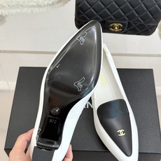 CHANE*|小香26B新品双C 拼色尖头粗跟高跟鞋 撞色鞋头勾勒复古意趣 鞋头压印经典双C标识 尖头巧妙修饰足部线条 CHANE*|小香26B新品双C 拼色尖头粗跟高跟鞋 撞色鞋头勾勒复古意趣 鞋头压印经典双C标识 尖头巧妙修饰足部线条