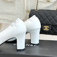 CHANE*|小香26B新品双C 拼色尖头粗跟高跟鞋 撞色鞋头勾勒复古意趣 鞋头压印经典双C标识 尖头巧妙修饰足部线条 CHANE*|小香26B新品双C 拼色尖头粗跟高跟鞋 撞色鞋头勾勒复古意趣 鞋头压印经典双C标识 尖头巧妙修饰足部线条