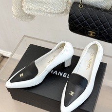 CHANE*|小香26B新品双C 拼色尖头粗跟高跟鞋 撞色鞋头勾勒复古意趣 鞋头压印经典双C标识 尖头巧妙修饰足部线条 CHANE*|小香26B新品双C 拼色尖头粗跟高跟鞋 撞色鞋头勾勒复古意趣 鞋头压印经典双C标识 尖头巧妙修饰足部线条