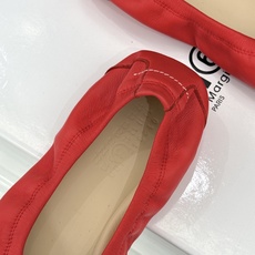 MaisonMargiela|MM6马吉拉 苹果头平底锁头芭蕾舞鞋 苹果头俏皮灵动 金属锁扣满是复古腔调 平底暴走毫无压 MaisonMargiela|MM6马吉拉 苹果头平底锁头芭蕾舞鞋 苹果头俏皮灵动 金属锁扣满是复古腔调 平底暴走毫无压