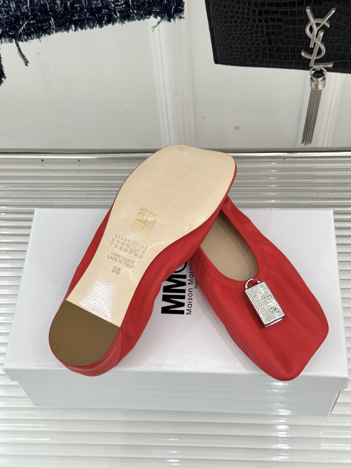 MaisonMargiela|MM6马吉拉 苹果头平底锁头芭蕾舞鞋 苹果头俏皮灵动 金属锁扣满是复古腔调 平底暴走毫无压 MaisonMargiela|MM6马吉拉 苹果头平底锁头芭蕾舞鞋 苹果头俏皮灵动 金属锁扣满是复古腔调 平底暴走毫无压
