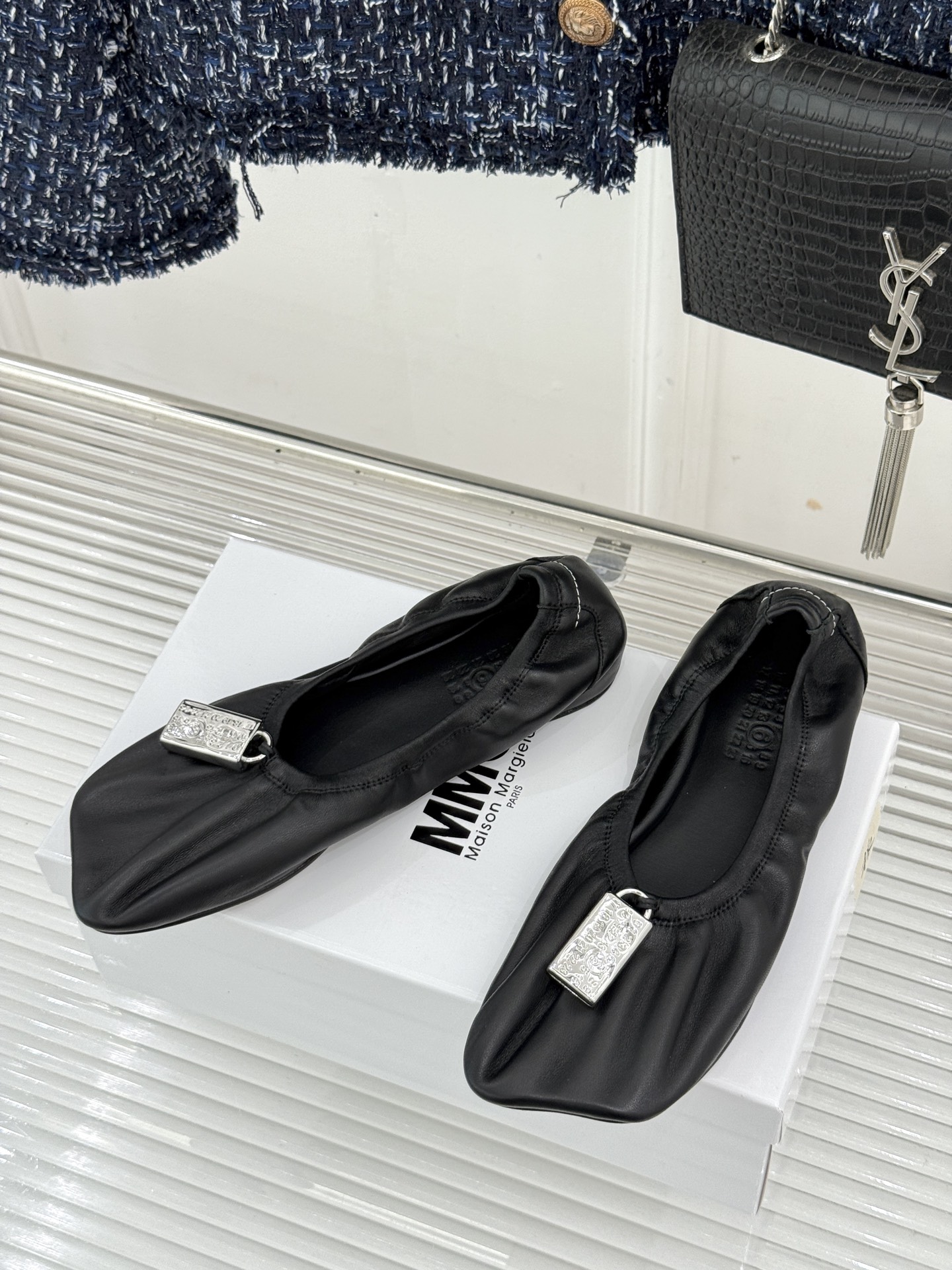 MaisonMargiela｜MM6马吉拉 苹果头平底锁头芭蕾舞鞋 苹果头俏皮灵动 金属锁扣满是复古腔调 平底暴走毫无压