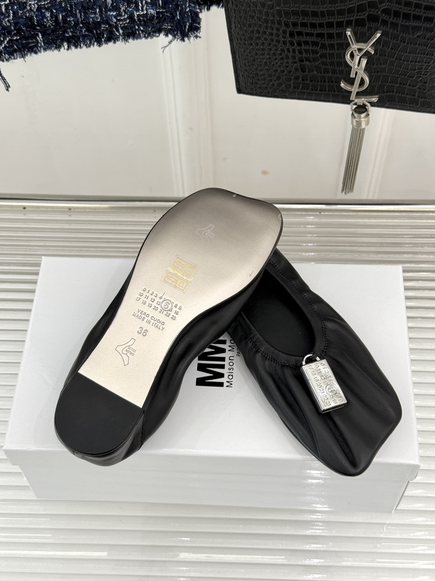 MaisonMargiela｜MM6马吉拉 苹果头平底锁头芭蕾舞鞋 苹果头俏皮灵动 金属锁扣满是复古腔调 平底暴走毫无压