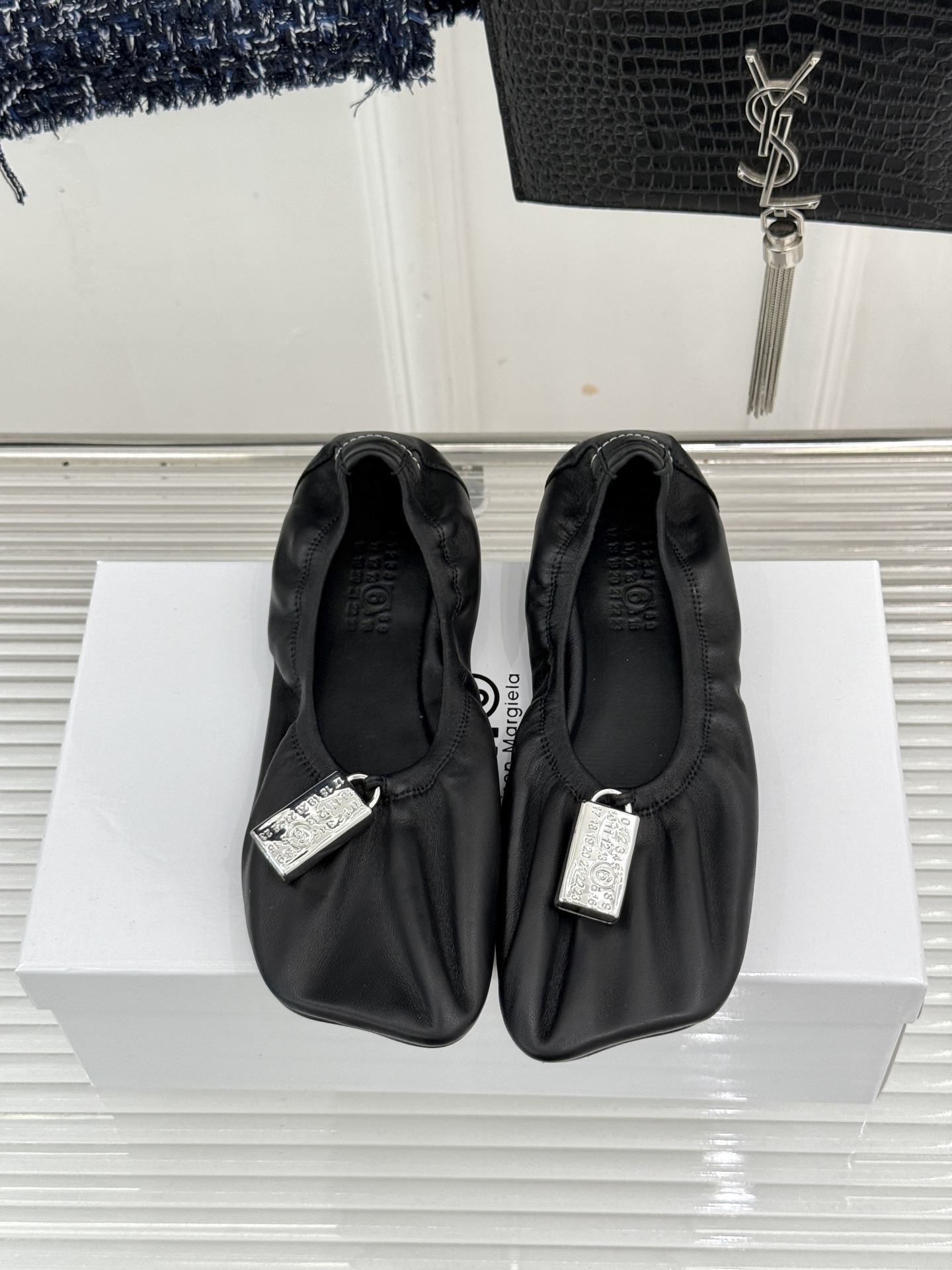 MaisonMargiela｜MM6马吉拉 苹果头平底锁头芭蕾舞鞋 苹果头俏皮灵动 金属锁扣满是复古腔调 平底暴走毫无压