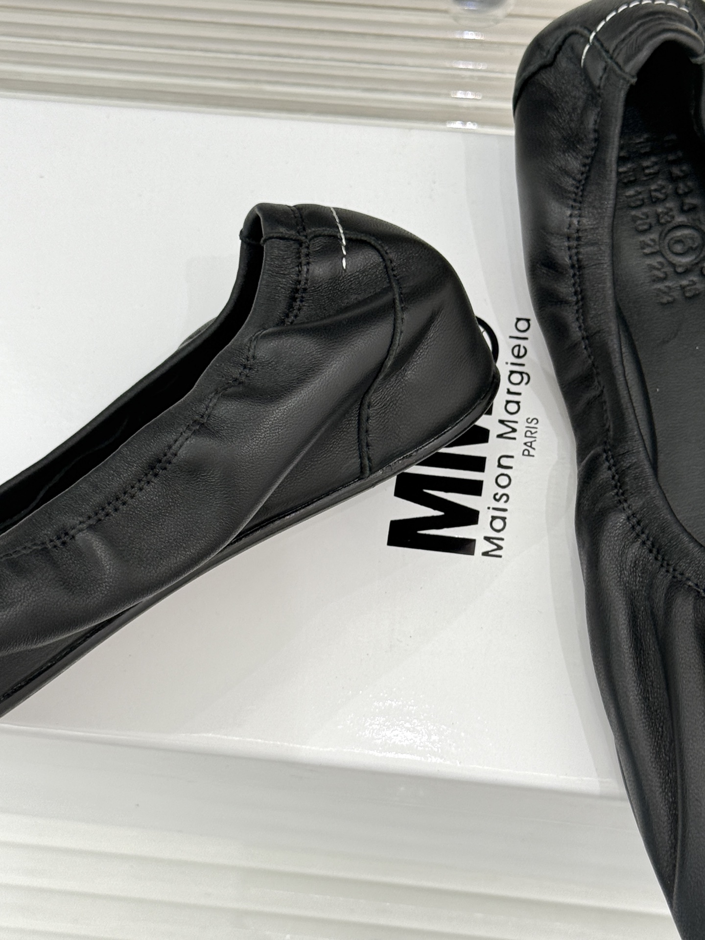 MaisonMargiela｜MM6马吉拉 苹果头平底锁头芭蕾舞鞋 苹果头俏皮灵动 金属锁扣满是复古腔调 平底暴走毫无压
