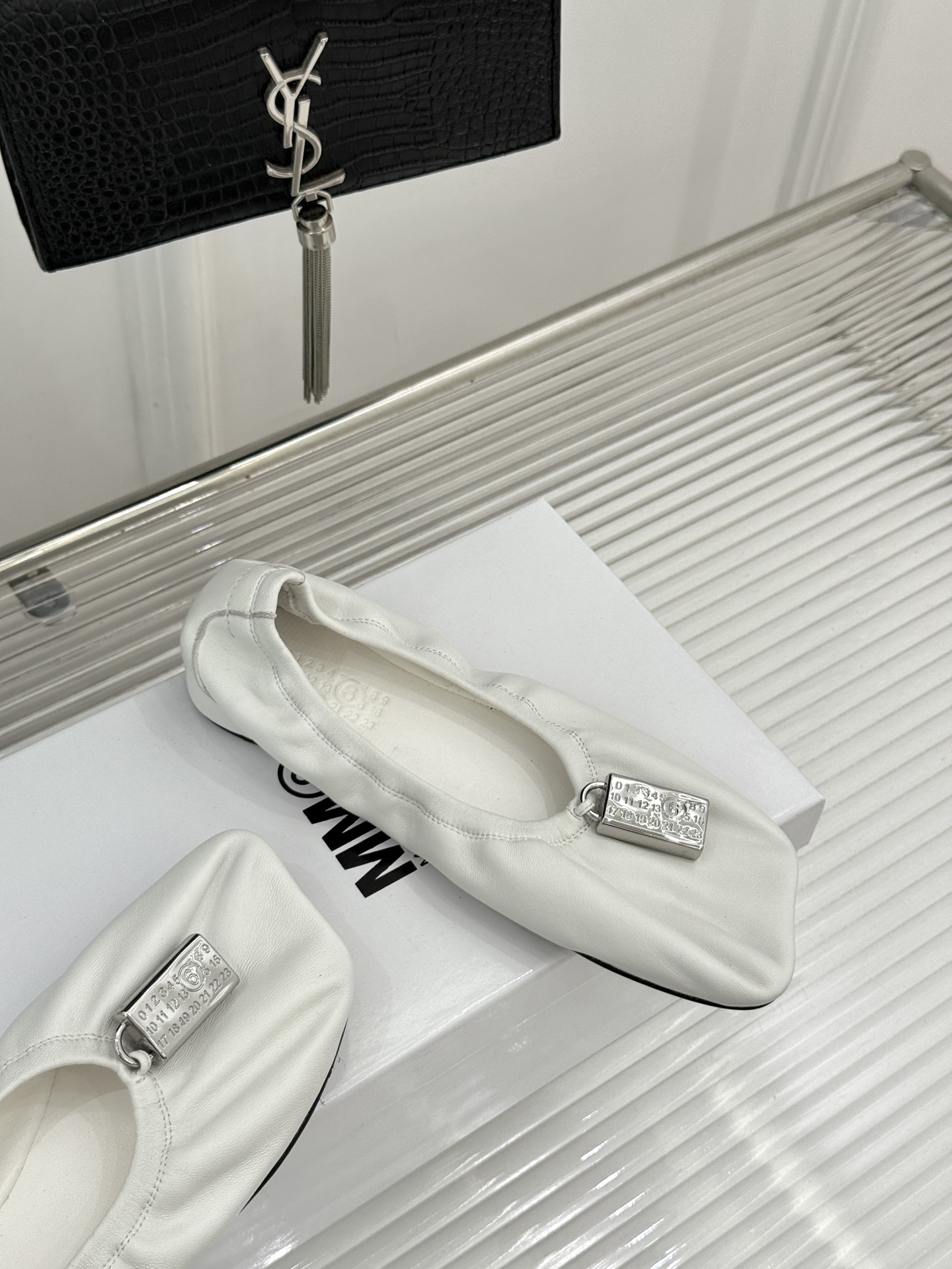 MaisonMargiela|MM6马吉拉 苹果头平底锁头芭蕾舞鞋 苹果头俏皮灵动 金属锁扣满是复古腔调 平底暴走毫无压 MaisonMargiela|MM6马吉拉 苹果头平底锁头芭蕾舞鞋 苹果头俏皮灵动 金属锁扣满是复古腔调 平底暴走毫无压
