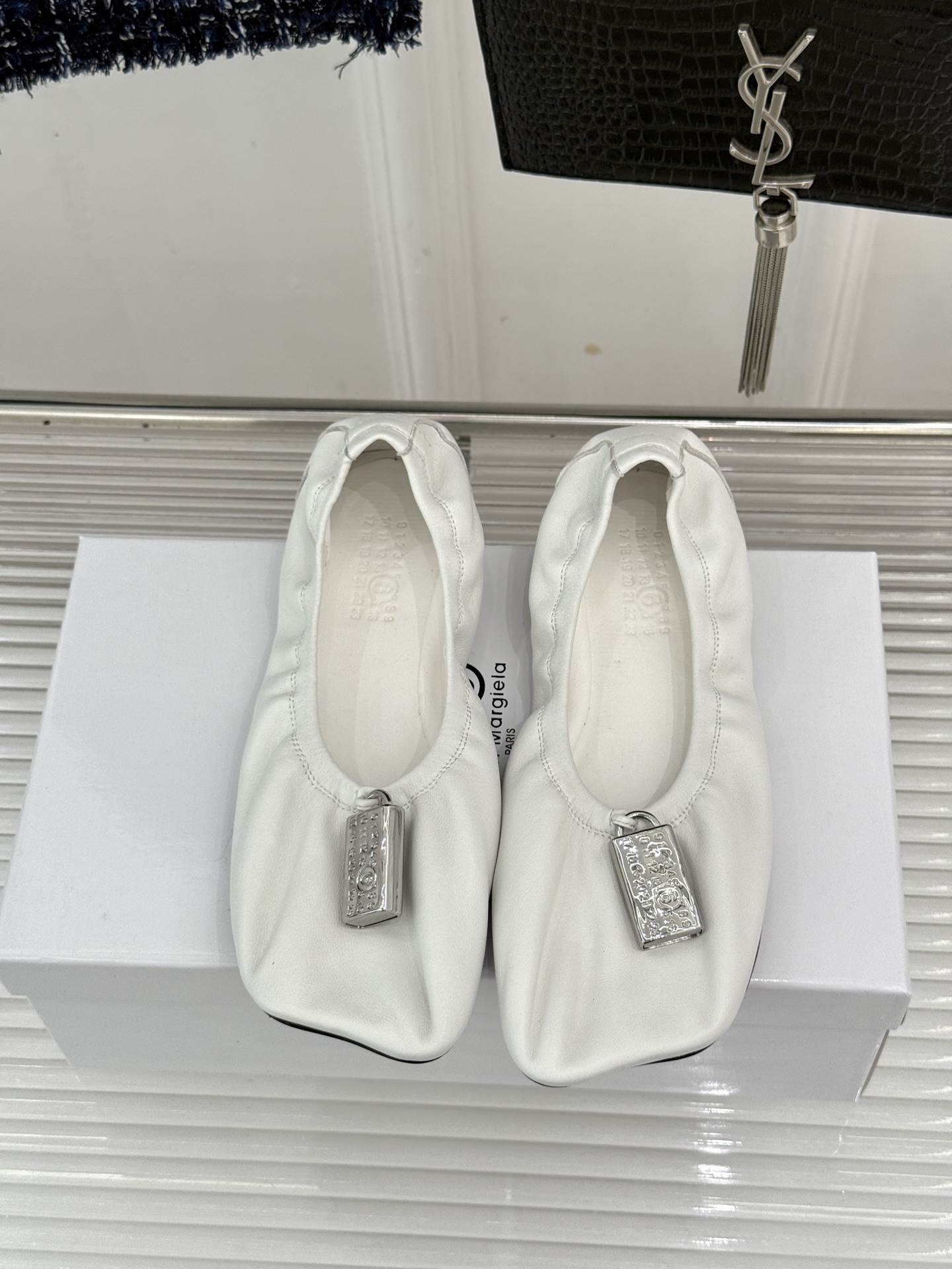 MaisonMargiela|MM6马吉拉 苹果头平底锁头芭蕾舞鞋 苹果头俏皮灵动 金属锁扣满是复古腔调 平底暴走毫无压 MaisonMargiela|MM6马吉拉 苹果头平底锁头芭蕾舞鞋 苹果头俏皮灵动 金属锁扣满是复古腔调 平底暴走毫无压