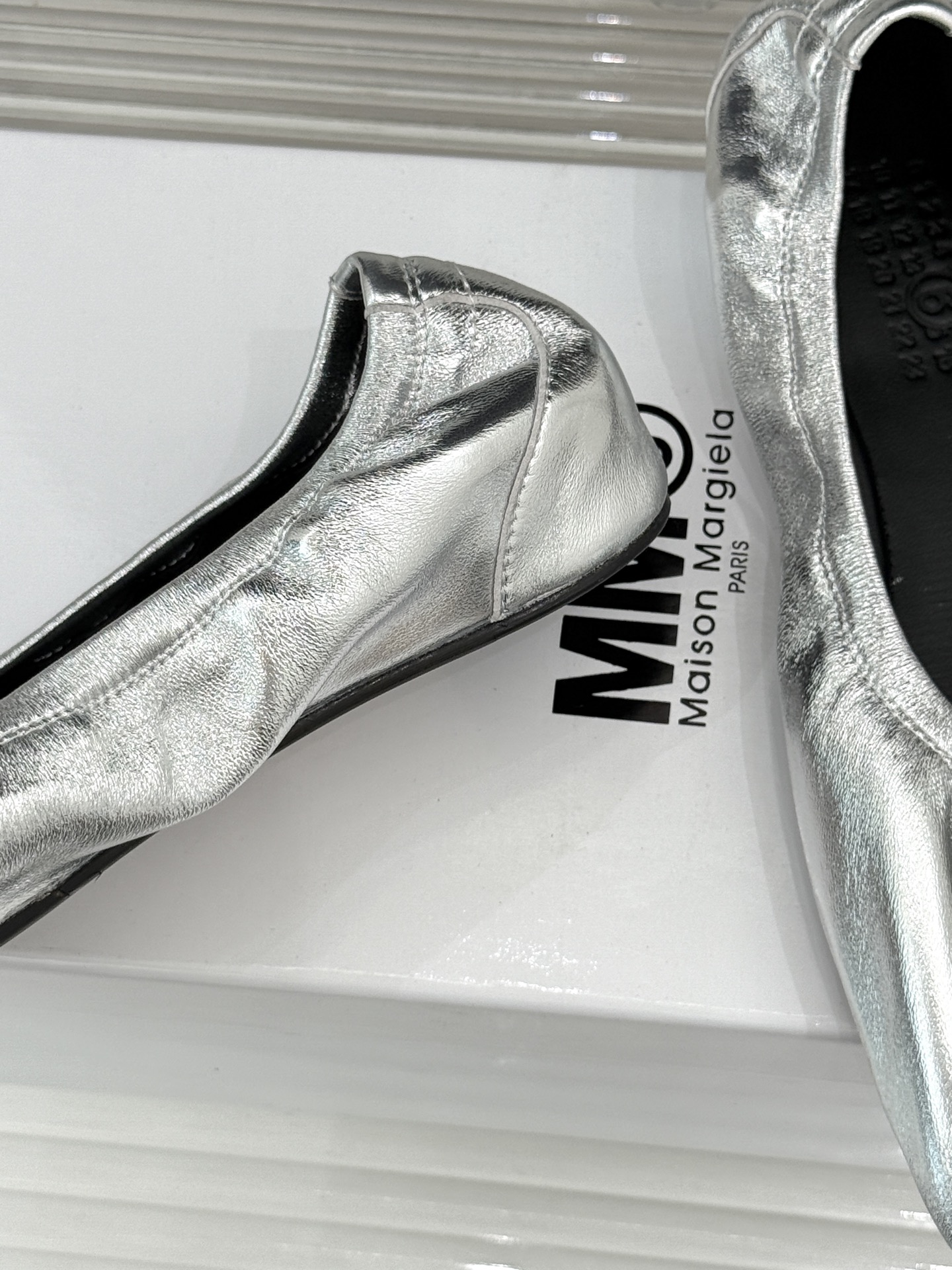 MaisonMargiela｜MM6马吉拉 苹果头平底锁头芭蕾舞鞋 苹果头俏皮灵动 金属锁扣满是复古腔调 平底暴走毫无压
