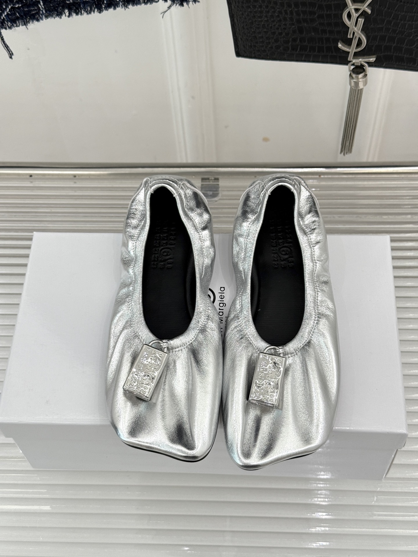 MaisonMargiela｜MM6马吉拉 苹果头平底锁头芭蕾舞鞋 苹果头俏皮灵动 金属锁扣满是复古腔调 平底暴走毫无压