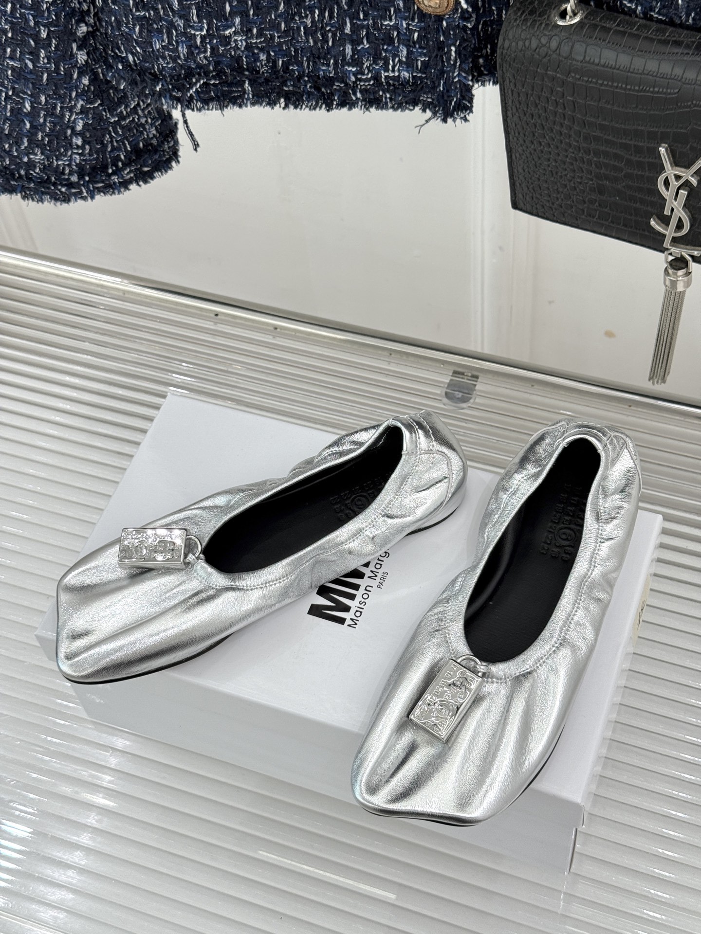 MaisonMargiela｜MM6马吉拉 苹果头平底锁头芭蕾舞鞋 苹果头俏皮灵动 金属锁扣满是复古腔调 平底暴走毫无压