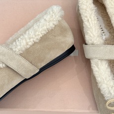 Miu Miu 26WF新品蝴蝶结 平底玛丽珍鞋毛毛鞋 绒面蝴蝶结缀于鞋头 软绒包裹平底好穿脱 秋冬上脚暖糯又舒服 复古 Miu Miu 26WF新品蝴蝶结 平底玛丽珍鞋毛毛鞋 绒面蝴蝶结缀于鞋头 软绒包裹平底好穿脱 秋冬上脚暖糯又舒服 复古