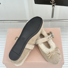 Miu Miu 26WF新品蝴蝶结 平底玛丽珍鞋毛毛鞋 绒面蝴蝶结缀于鞋头 软绒包裹平底好穿脱 秋冬上脚暖糯又舒服 复古 Miu Miu 26WF新品蝴蝶结 平底玛丽珍鞋毛毛鞋 绒面蝴蝶结缀于鞋头 软绒包裹平底好穿脱 秋冬上脚暖糯又舒服 复古