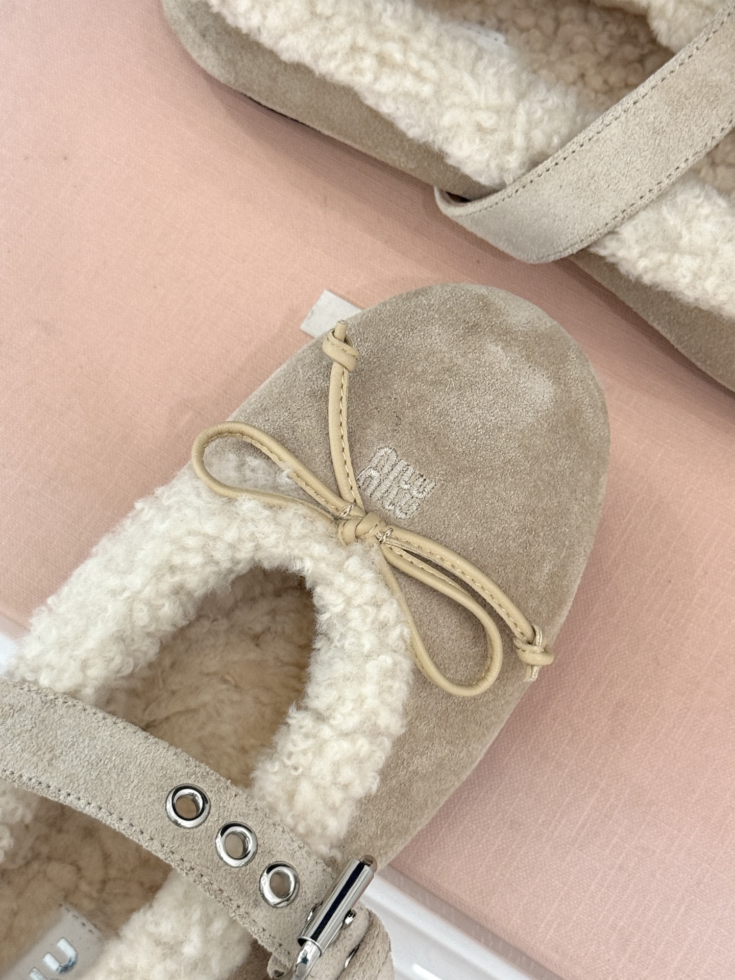 Miu Miu 26WF新品蝴蝶结 平底玛丽珍鞋毛毛鞋 绒面蝴蝶结缀于鞋头 软绒包裹平底好穿脱 秋冬上脚暖糯又舒服 复古 Miu Miu 26WF新品蝴蝶结 平底玛丽珍鞋毛毛鞋 绒面蝴蝶结缀于鞋头 软绒包裹平底好穿脱 秋冬上脚暖糯又舒服 复古