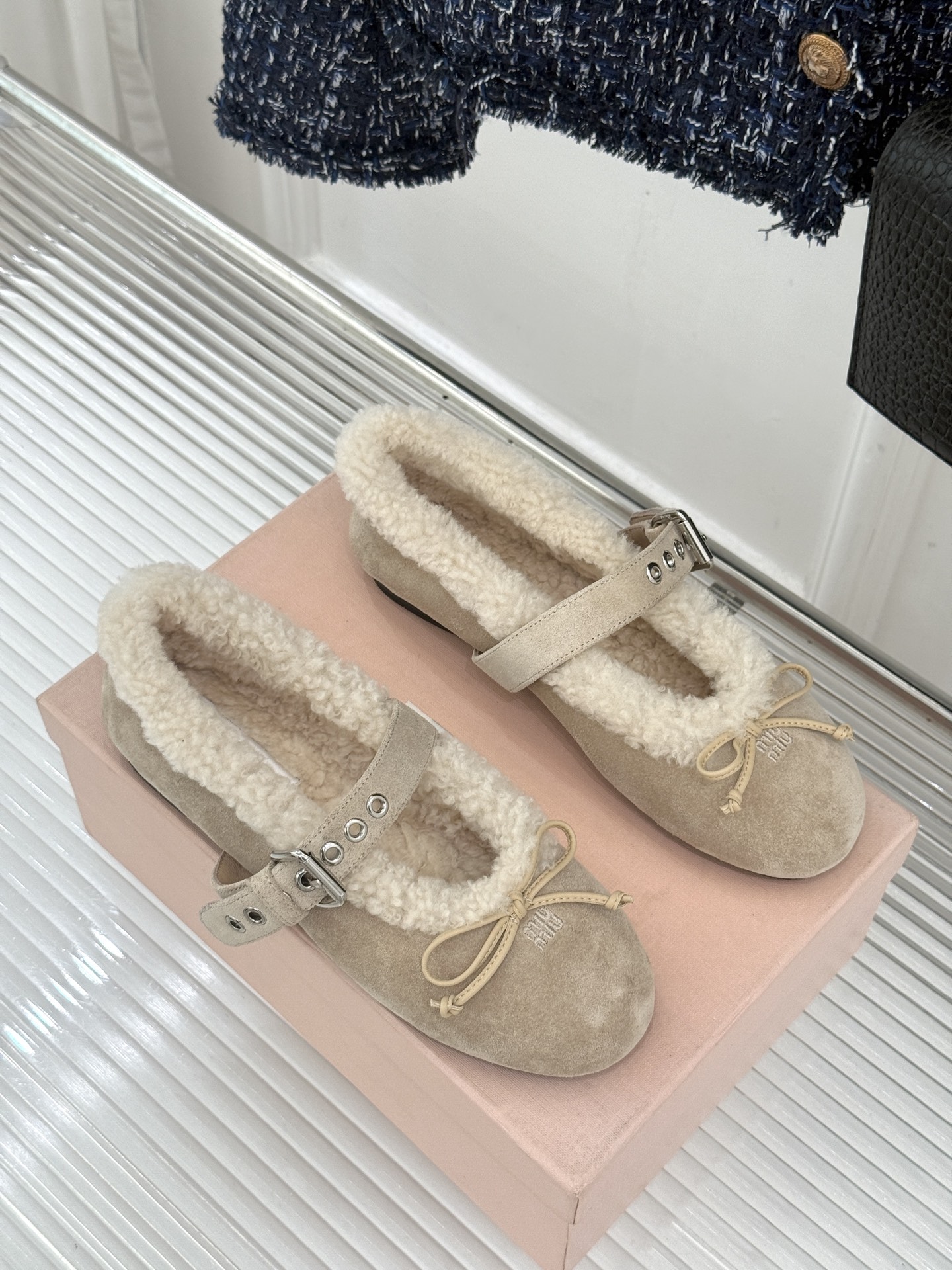 Miu Miu 26WF新品蝴蝶结 平底玛丽珍鞋毛毛鞋 绒面蝴蝶结缀于鞋头 软绒包裹平底好穿脱 秋冬上脚暖糯又舒服 复古 Miu Miu 26WF新品蝴蝶结 平底玛丽珍鞋毛毛鞋 绒面蝴蝶结缀于鞋头 软绒包裹平底好穿脱 秋冬上脚暖糯又舒服 复古