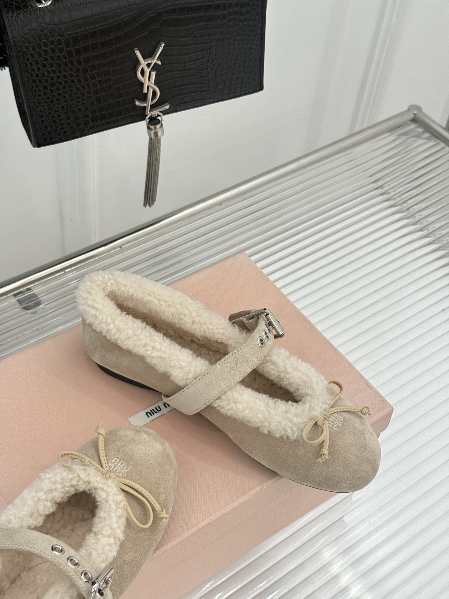 Miu Miu 26WF新品蝴蝶结 平底玛丽珍鞋毛毛鞋 绒面蝴蝶结缀于鞋头 软绒包裹平底好穿脱 秋冬上脚暖糯又舒服 复古 Miu Miu 26WF新品蝴蝶结 平底玛丽珍鞋毛毛鞋 绒面蝴蝶结缀于鞋头 软绒包裹平底好穿脱 秋冬上脚暖糯又舒服 复古